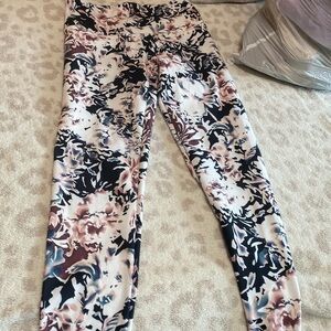 Patterned fitness leggings